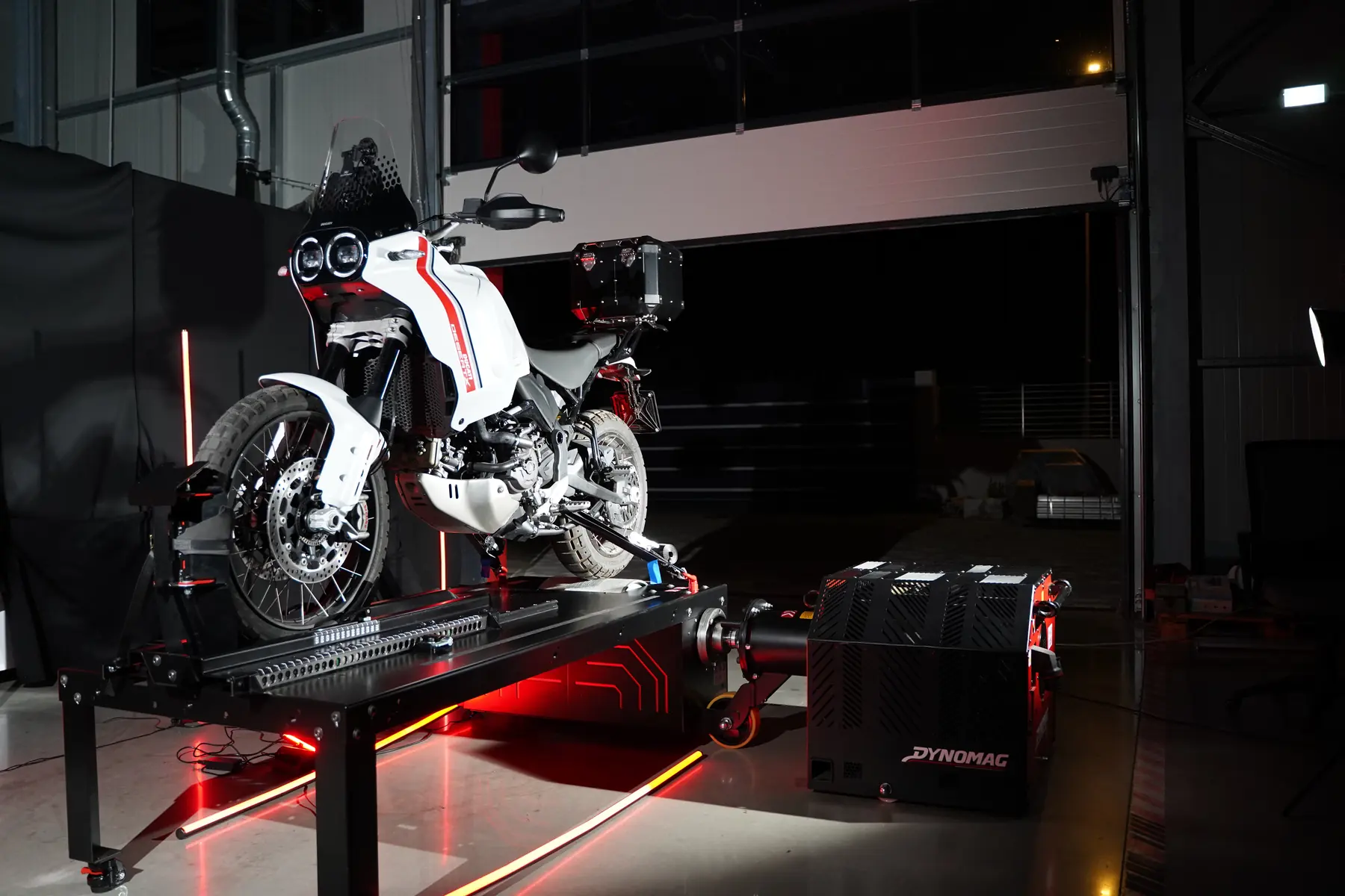 Dynomag Bike com moto em teste