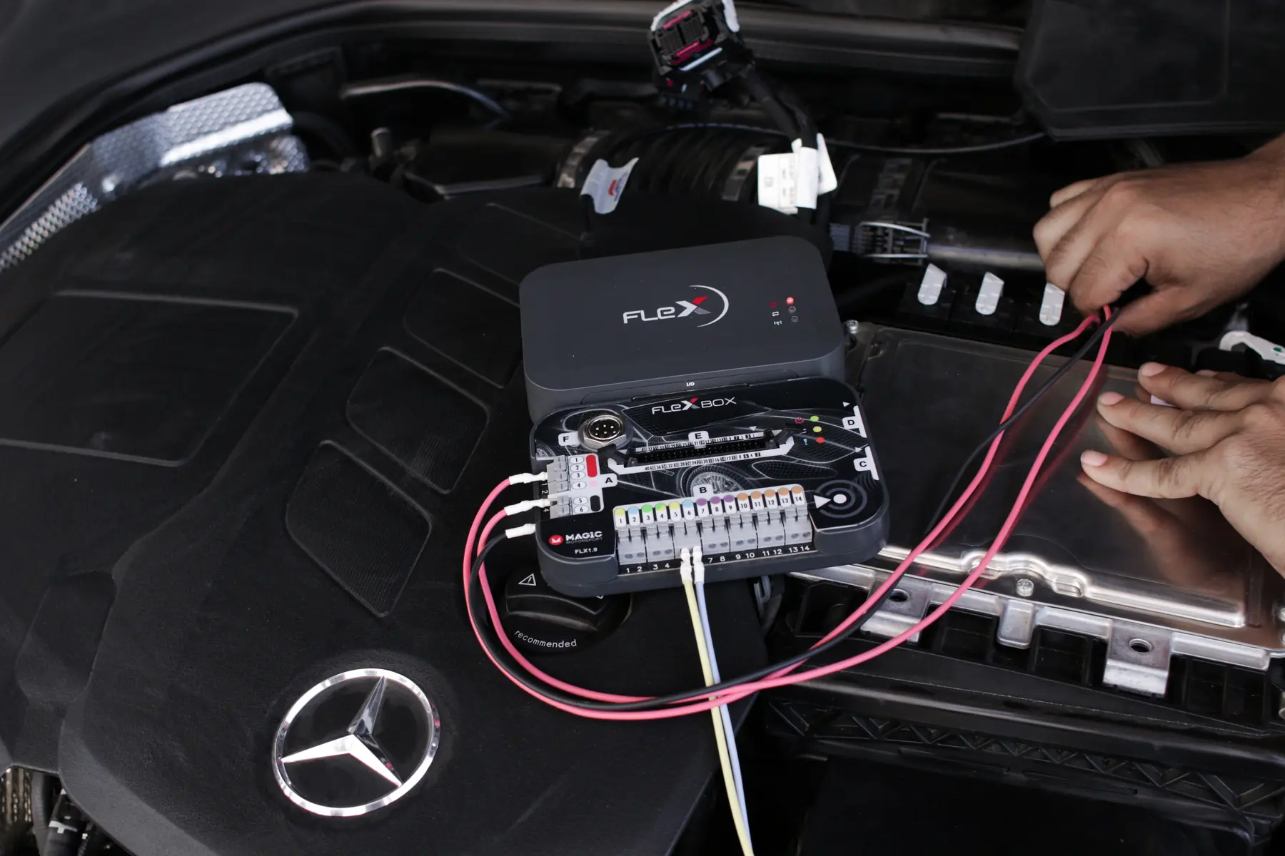 Flex conectado a um Mercedes em bancada