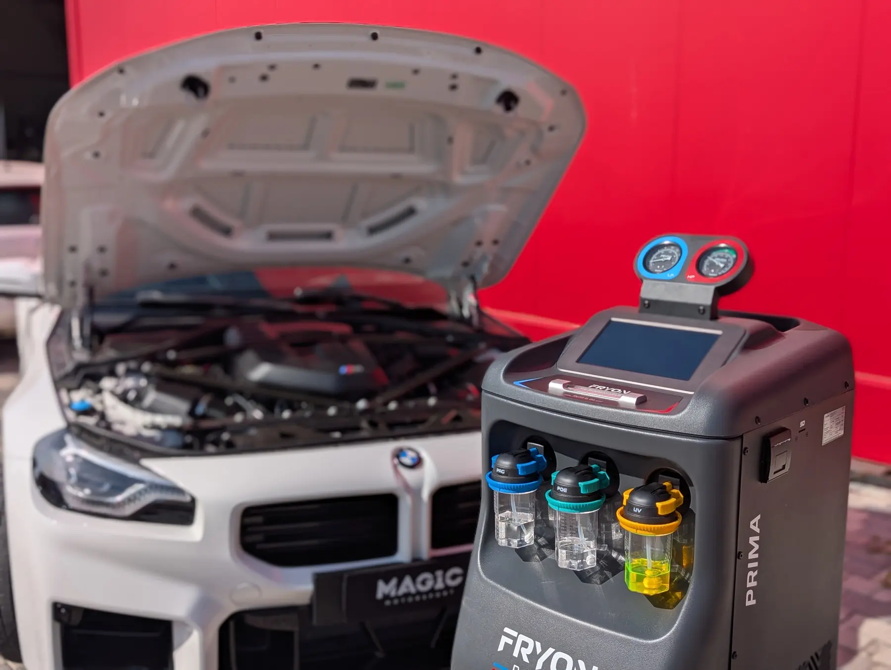 Fryon Prima ao lado de um BMW